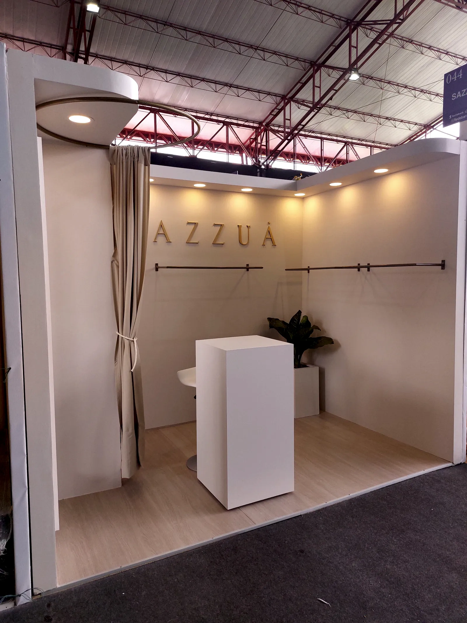 Detalle de Exhibición Comercial y Fachada — BOUTIQUE FERIAL SAZZUA